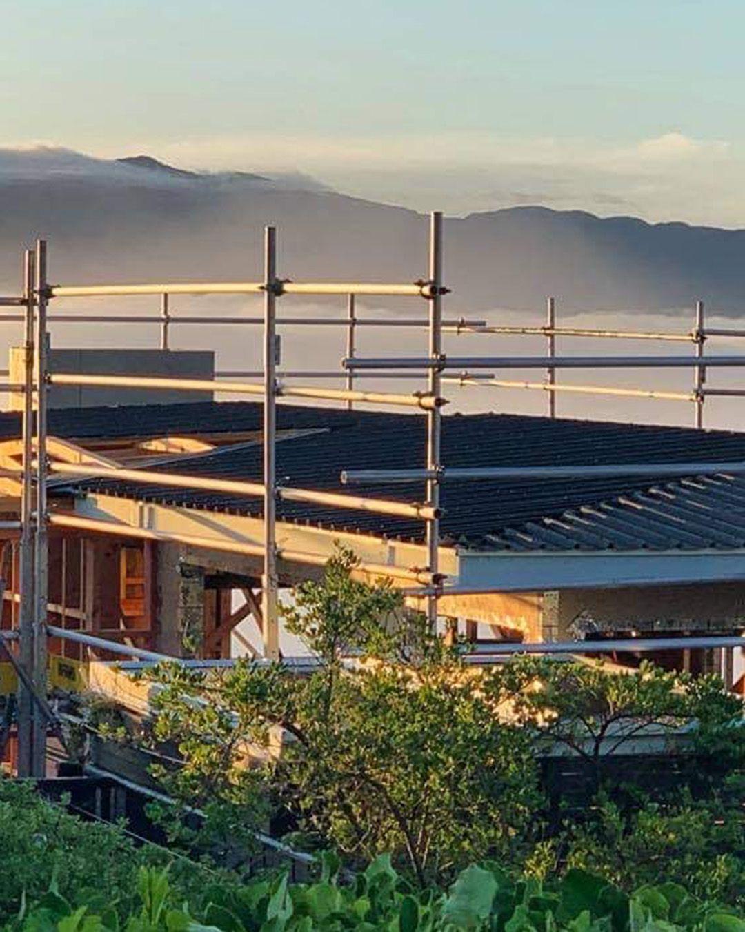 Scaffolding platform with edge protection